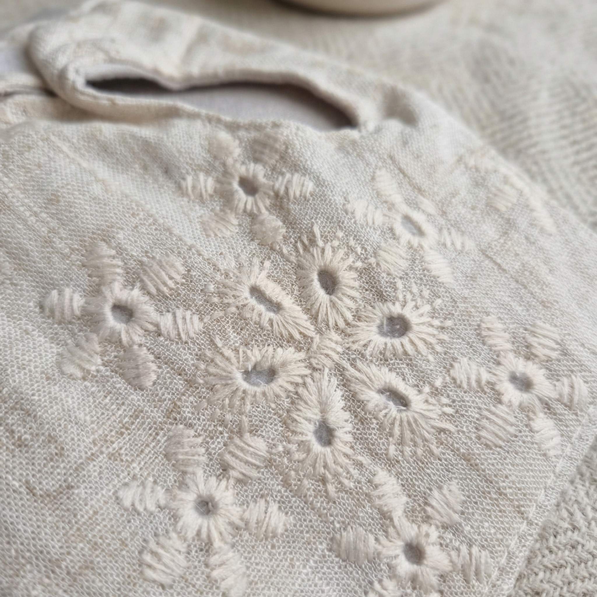 Pettorina Elegante Lino Ricamata - Traspirante con Velcro e Anelli Dorati